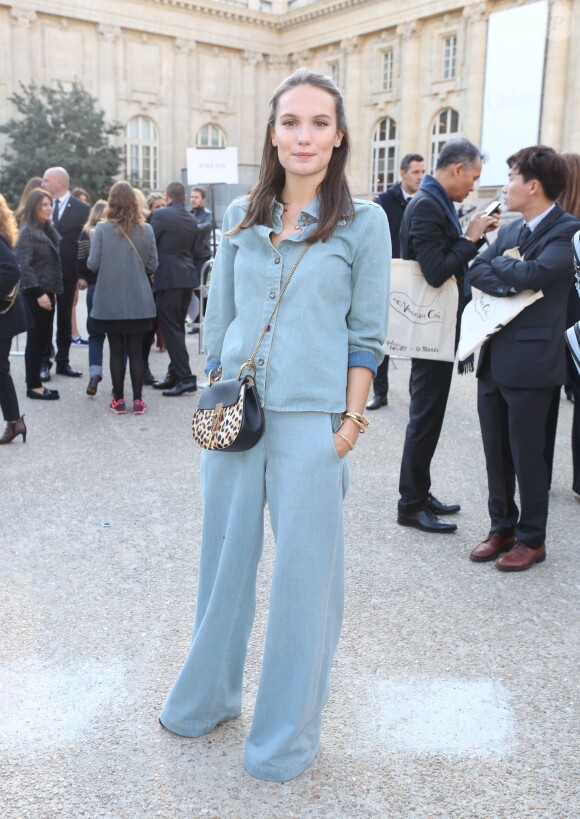 Ana Girardot arrive au Grand Palais pour assister au défilé Chloé (collection printemps-été 2016). Paris, le 1er octobre 2015.