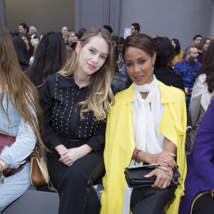 Dylan Frances Penn (fille de Sean Penn et Robin Wright) et Jada Pinkett Smith assistent au défilé Chloé (collection printemps-été 2016) au Grand Palais. Paris, le 1er octobre 2015.