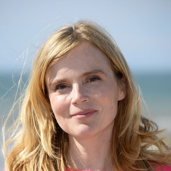 Isabelle Carré lors du photocall lors du 29e Festival de Cabourg organisé sur la plage à Cabourg, le 13 juin 2015