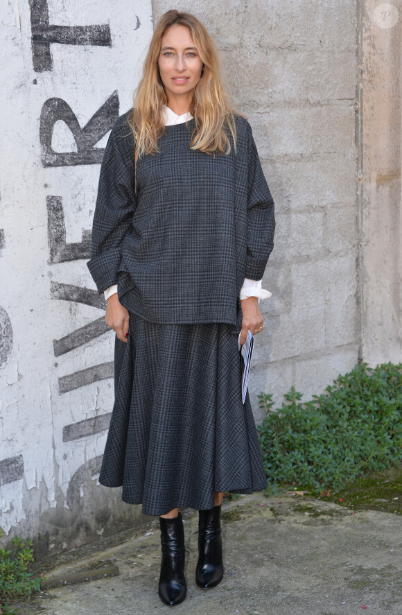 Alexandra Golovanoff assiste au défilé Dries Van Noten (collection prêt-à-porter printemps-été 2016) au 107, rue du Chemin Vert, habillée d'un pull et d'une jupe Lanvin (pré-collection automne 2015). Paris, le 30 septembre 2015.