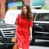 Amal Alamuddin Clooney de sortie à New York, porte une robe en tweed rouge Dolce & Gabbana et tient un sac Ralph Lauren. Le 30 septembre 2015.