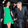 Amal Clooney, craquante dans une petite robe verte Versace (collection prêt-à-porter automne-hiver 2015) et des sandales Jimmy Choo (modèle Moray), avec son mari George Clooney à New York. Le 29 septembre 2015.