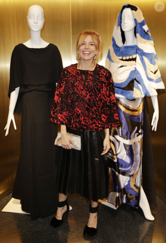 Sienna Miller assiste à l'inauguration du nouveau magasin Vionnet, habillée d'un pull et d'une jupe en cuir plissée Vionnet (collection automne-hiver 2015-2016). Paris, le 1er octobre 2015.