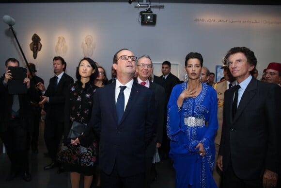 La princesse Lalla Meryem du Maroc avec le président François Hollande et Jack Lang à l'Institut du Monde Arabe à Paris en octobre 2014 à l'occasion de l'exposition "Le Maroc contemporain".