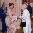  La princesse Lalla Meryem du Maroc saluant la reine Elizabeth II le 18 mai 2012 à l'occasion du jubilé de diamant de la monarque. 