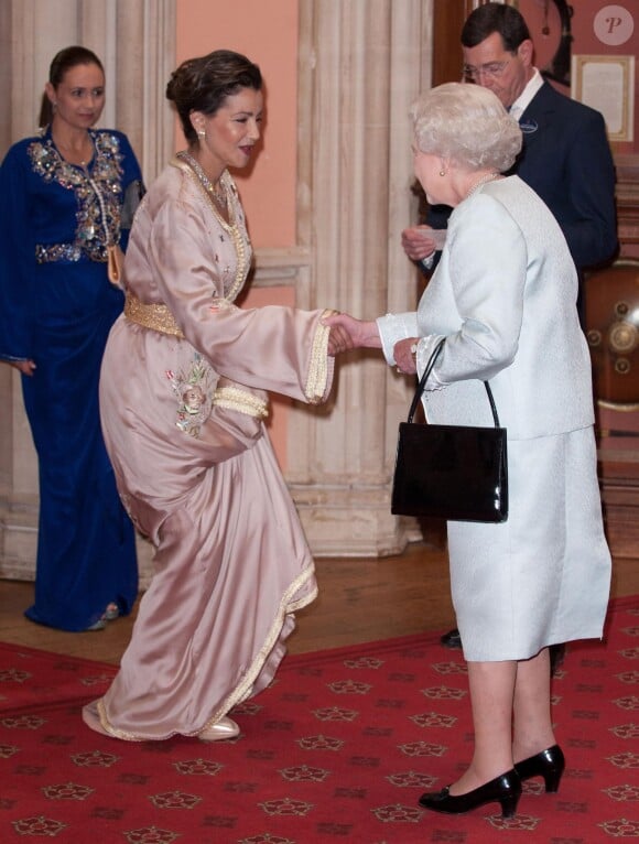 La princesse Lalla Meryem du Maroc saluant la reine Elizabeth II le 18 mai 2012 à l'occasion du jubilé de diamant de la monarque.