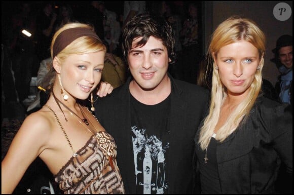 Brandon Davis entre Paris et Nikki Hilton lors d'une soirée Replay en 2006 à Los Angeles