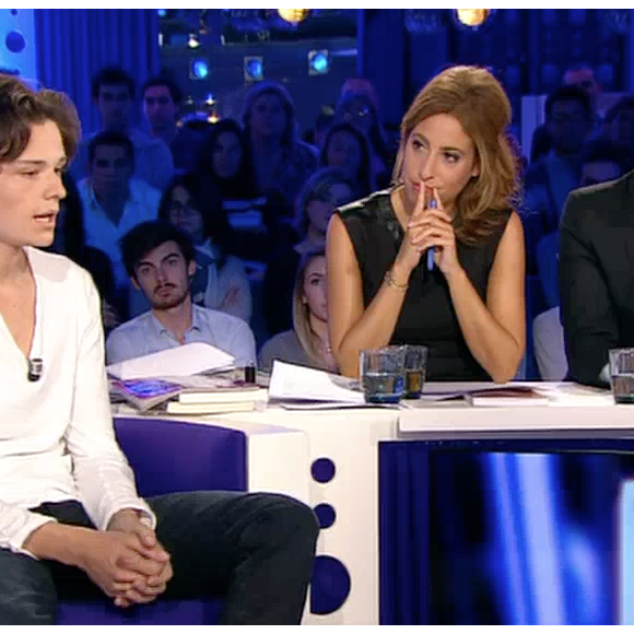 Jules Benchetrit et son père Samuel Benchetrit dans On n'est pas couché sur France 2, le 3 octobre 2015.