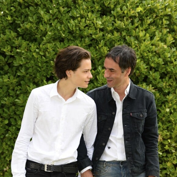 Jules Benchetrit et son père Samuel Benchetrit - Photocall du film "Asphalte" lors du 8e festival du film francophone d'Angoulême. Le 27 août 2015