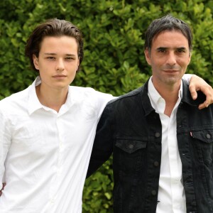 Jules Benchetrit et son père Samuel Benchetrit - Photocall du film "Asphalte" lors du 8e festival du film francophone d'Angoulême. Le 27 août 2015