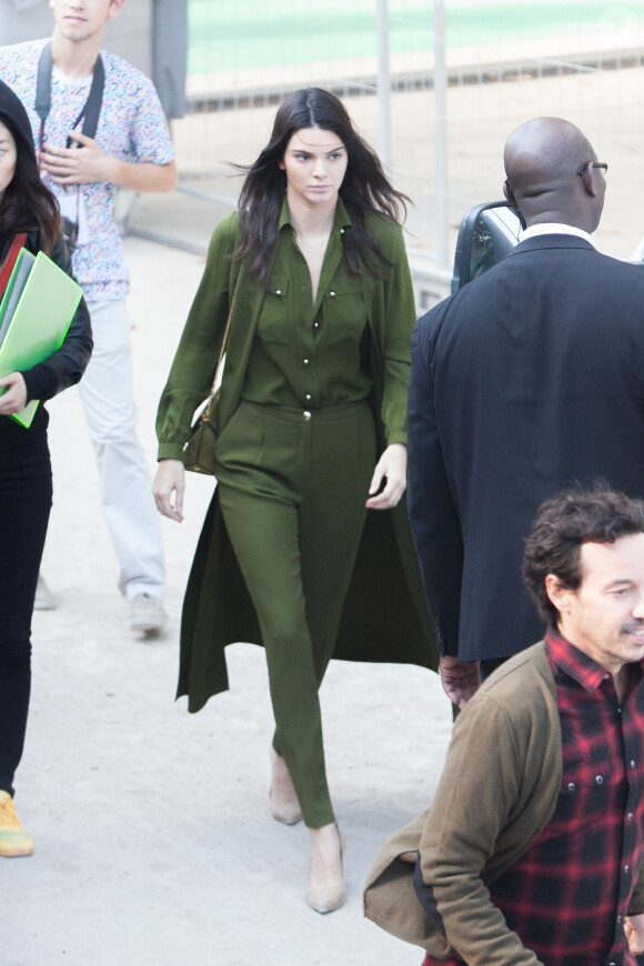 Kendall Jenner arrive à l'Espace Ephémère, au jardin des Tuileries, pour participer au défilé Elie Saab (collection prêt-à-porter printemps-été 2016). Paris, le 3 octobre 2015.