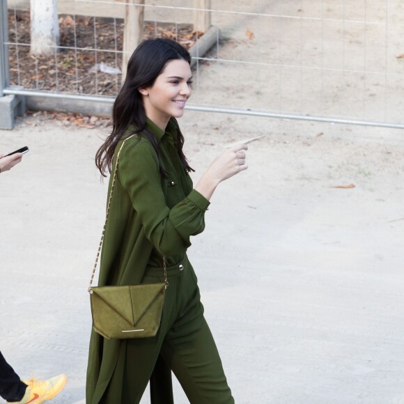 Kendall Jenner arrive à l'Espace Ephémère, au jardin des Tuileries, pour participer au défilé Elie Saab (collection prêt-à-porter printemps-été 2016). Paris, le 3 octobre 2015.