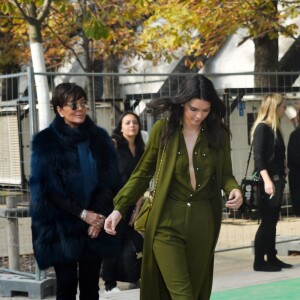 Kris et Kendall Jenner à l'Espace Ephémère, au jardin des Tuileries, lors du défilé Elie Saab (collection prêt-à-porter printemps-été 2016). Paris, le 3 octobre 2015.