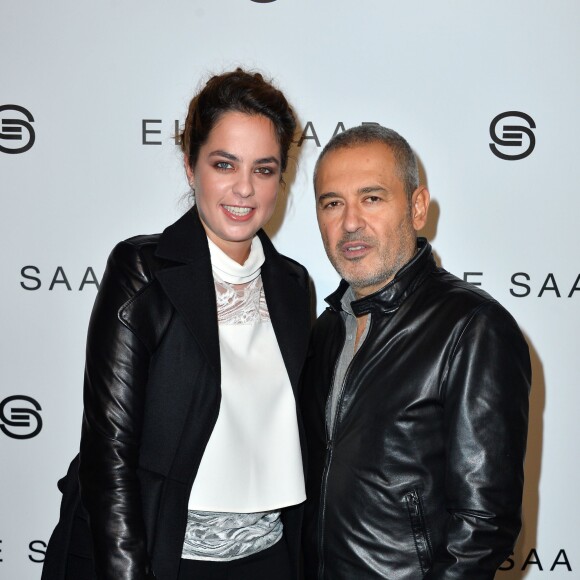 Anouchka Delon et le créateur Elie Saab dans les coulisses du défilé Elie Saab (collection prêt-à-porter printemps-été 2016) à l'Espace Ephémère, au jardin des Tuileries. Paris, le 3 octobre 2015.