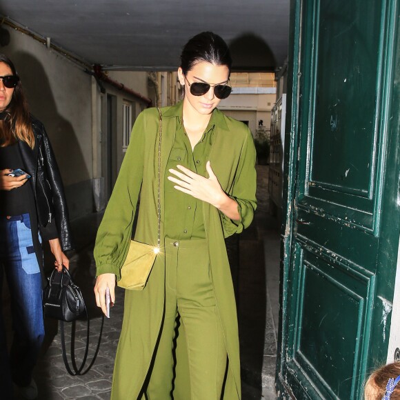 Kendall Jenner quitte le studio Rouchon, dans le 5e arrondissement de Paris. Le 3 octobre 2015.