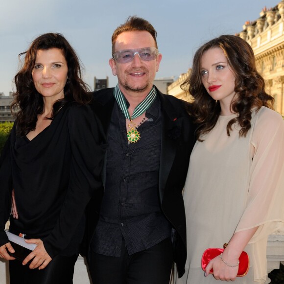 Bono, Alison Hewson et leur fille Eve au ministère de la Culture où Bono a reçu les insignes de Commandeur de l'ordre des Arts et des Lettres, à Paris le 16 juillet 2013.