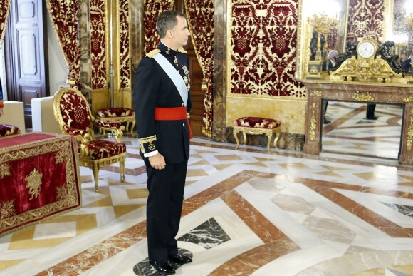 Le roi Felipe VI d'Espagne reçoit les lettres de créance des ambassadeurs au palais royal à Madrid, le 5 octobre 2015.