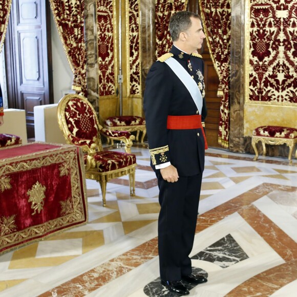 Le roi Felipe VI d'Espagne reçoit les lettres de créance des ambassadeurs au palais royal à Madrid, le 5 octobre 2015.