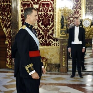 Le roi Felipe VI d'Espagne reçoit les lettres de créance des ambassadeurs au palais royal à Madrid, le 5 octobre 2015.