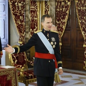 Le roi Felipe VI d'Espagne reçoit les lettres de créance des ambassadeurs au palais royal à Madrid, le 5 octobre 2015.