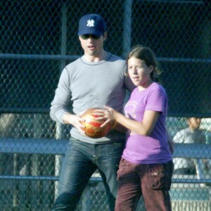 Info - Isabella Cruise se serait mariée en secret avec Max Parker. Ici Tom Cruise et sa fille à Santa Monica en octobre 2004.