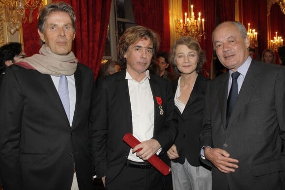 Charlotte Rampling et son compagnon Jean-Noël Tassez avec Jean-Michel Jarre et Dominique Desseigne à Paris le 14 mars 2012.