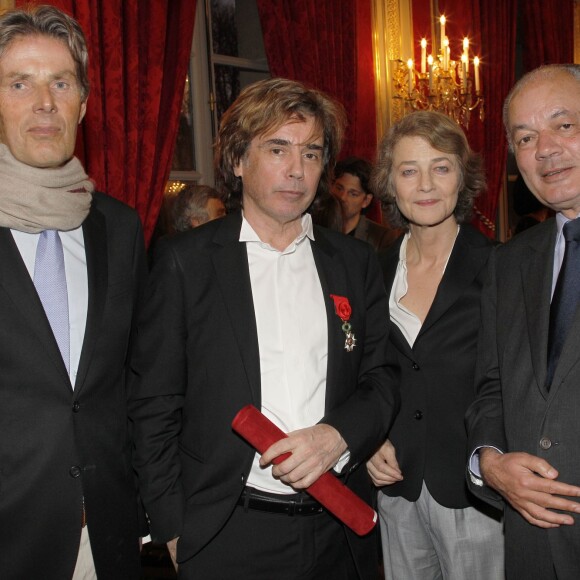 Charlotte Rampling et son compagnon Jean-Noël Tassez avec Jean-Michel Jarre et Dominique Desseigne à Paris le 14 mars 2012.