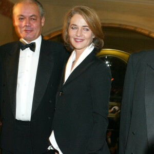 Charlotte Rampling et son compagnon Jean-Noël Tassez à Paris le 21 février 2004.