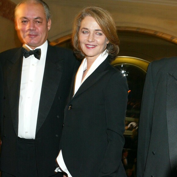 Charlotte Rampling et son compagnon Jean-Noël Tassez à Paris le 21 février 2004.