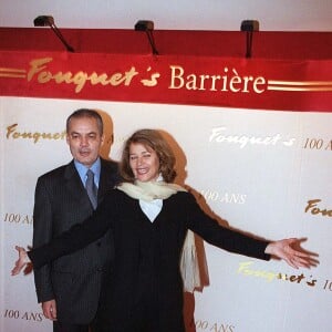 Charlotte Rampling et son compagnon Jean-Noël Tassez au Fouquet's à Paris en 1999.