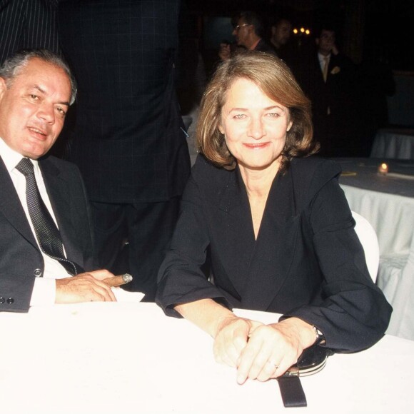 Charlotte Rampling et son compagnon Jean-Noël Tassez à Paris le 15 octobre 2001.