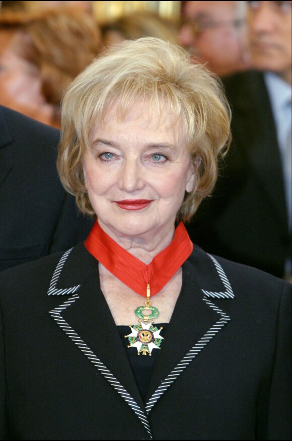 Christine Arnothy reçoit les insignes des Arts et des Lettres, au Palais de L'Elysée, le 26 septembre 2003
