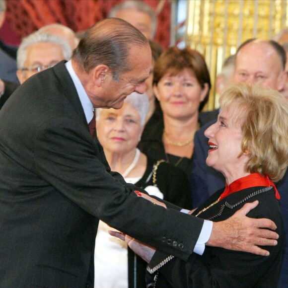 Jacques Chirac remet à Christine Arnothy les insignes des Arts et des Lettres, au Palais de L'Elysée, le 26 septembre 2003