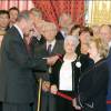 Jacques Chirac remet à Christine Arnothy les insignes des Arts et des Lettres, au Palais de L'Elysée, le 26 septembre 2003