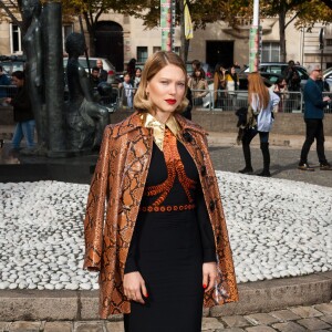 Léa Seydoux arrive au Palais d'Iéna (siège du siège du Conseil économique, social et environnemental) pour assister au défilé Miu Miu (collection printemps-été 2016). Paris, le 7 octobre 2015.