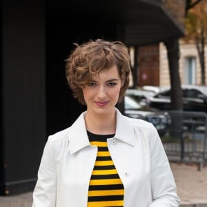 Louise Bourgoin arrive au Palais d'Iéna (siège du siège du Conseil économique, social et environnemental) pour assister au défilé Miu Miu (collection printemps-été 2016). Paris, le 7 octobre 2015.