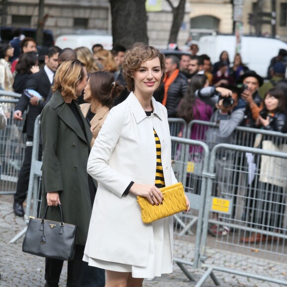 Louise Bourgoin arrive au Palais d'Iéna (siège du siège du Conseil économique, social et environnemental) pour assister au défilé Miu Miu (collection printemps-été 2016). Paris, le 7 octobre 2015.