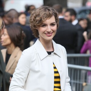 Louise Bourgoin arrive au Palais d'Iéna (siège du siège du Conseil économique, social et environnemental) pour assister au défilé Miu Miu (collection printemps-été 2016). Paris, le 7 octobre 2015.