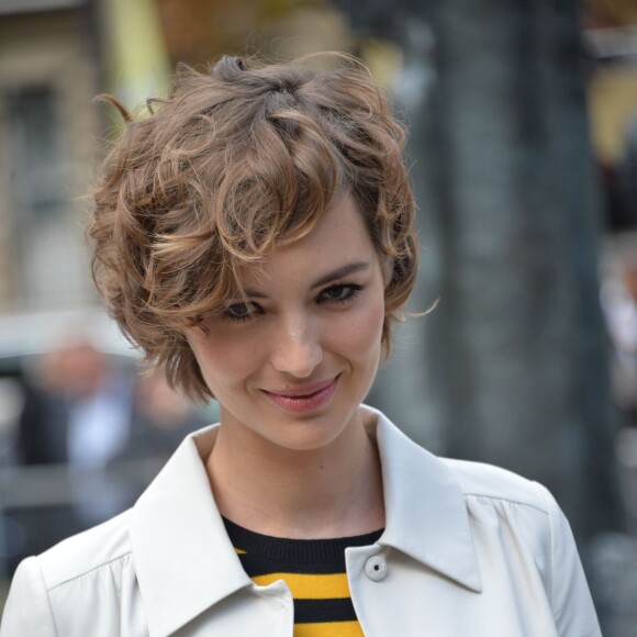 Louise Bourgoin arrive au Palais d'Iéna (siège du siège du Conseil économique, social et environnemental) pour assister au défilé Miu Miu (collection printemps-été 2016). Paris, le 7 octobre 2015.