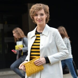 Louise Bourgoin arrive au Palais d'Iéna (siège du siège du Conseil économique, social et environnemental) pour assister au défilé Miu Miu (collection printemps-été 2016). Paris, le 7 octobre 2015.