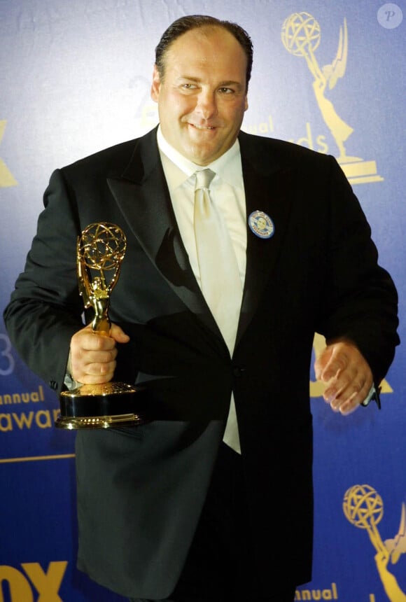 James Gandolfini et son Emmy du meilleur acteur pour "Les Soprano" à Los Angeles, le 20 septembre 2003.