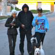 Amanda Bynes se balade avec ses parents et ses chiens a Thousand Oaks, le 7 decembre 2013