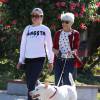 L'actrice Amanda Bynes fait une promenade avec ses parents a Thousand Oaks, le 5 decembre 2013.