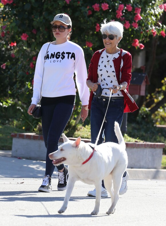 L'actrice Amanda Bynes fait une promenade avec ses parents a Thousand Oaks, le 5 decembre 2013.