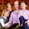 La comtesse Sophie de Wessex et le prince Edward posant le 9 mars 2014 avec leurs enfants Lady Louise et James, vicomte Severn, à Londres à l'occasion du 50e anniversaire du comte de Wessex.