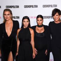 Kim Kardashian pulpeuse avec ses soeurs pour un anniversaire de premier choix