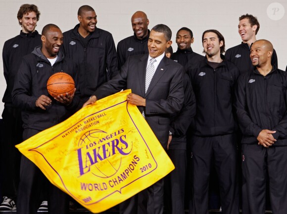 Les Lakers, dont Kobe Bryant (à gauche) et Lamar Odom (au centre), avec le président Barack Obama en décembre 2013