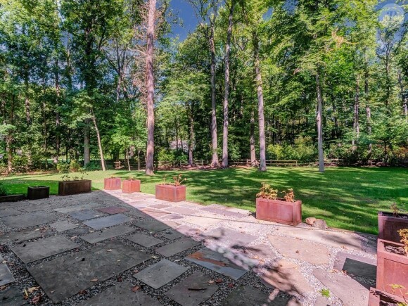 Cette superbe propriété, anciennement habitée par Marcheline Bertrand et sa fille Angelina Jolie, est en vente pour un peu plus de 2 millions de dollars.