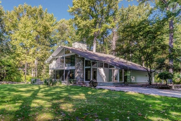 Cette superbe propriété, anciennement habitée par Marcheline Bertrand et sa fille Angelina Jolie, est en vente pour un peu plus de 2 millions de dollars.