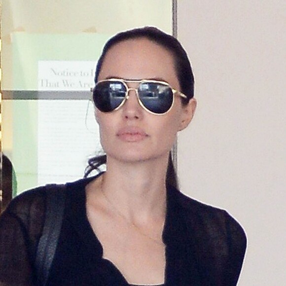 Angelina Jolie est allée faire du shopping avec ses enfants Knox et Vivienne dans une libraire à Studio City, le 19 juillet 2015